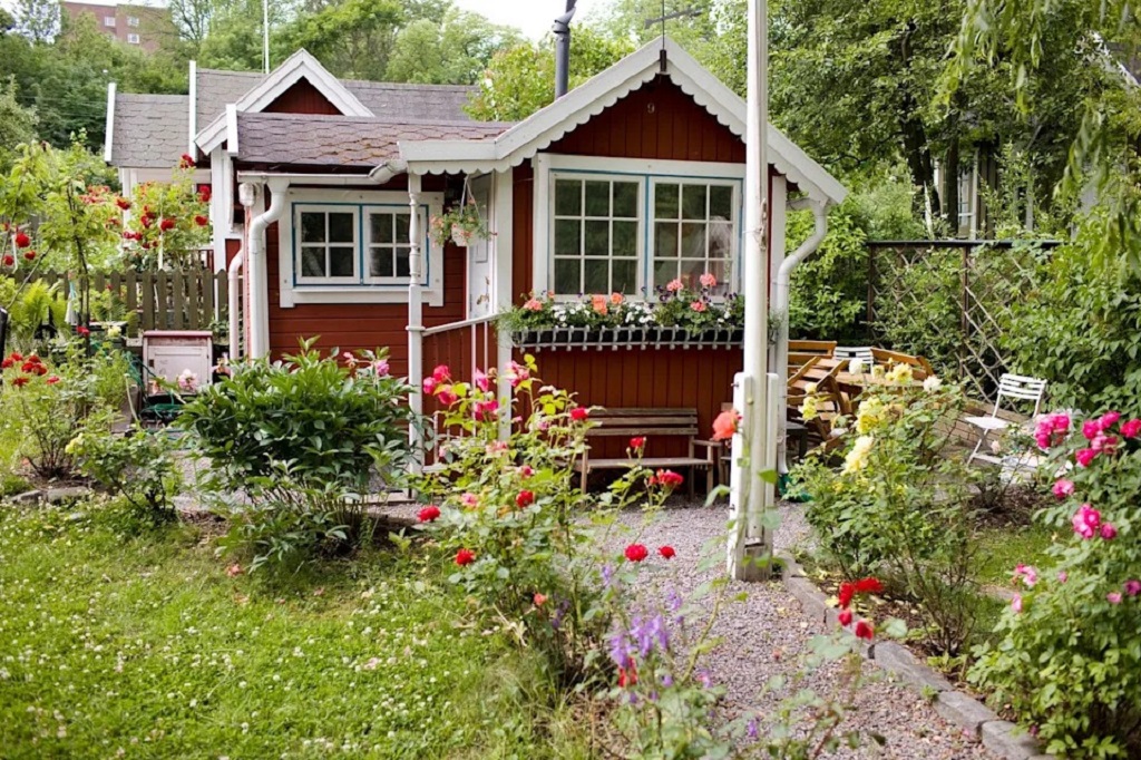 Discover Koloniträdgårdar: The Scandinavian Garden Trend Perfect for UK City Balconies